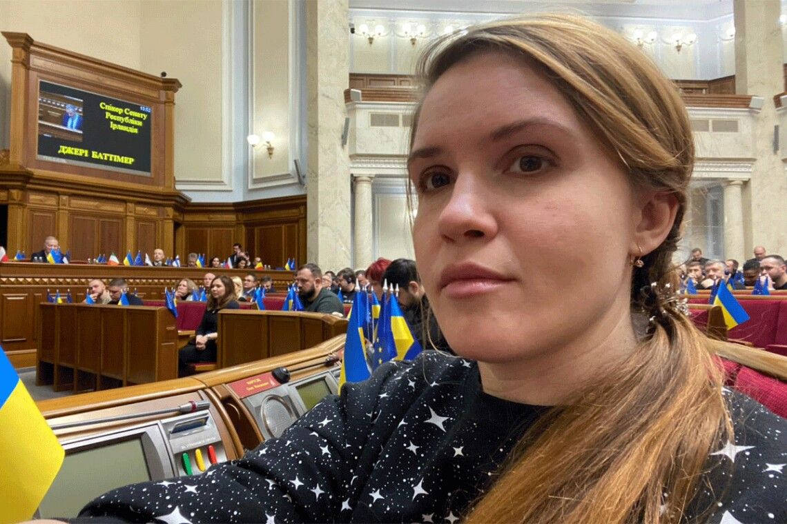 Цілком ймовірно, що пости Мар'яни Безуглої були тестом, по яких експерти вивчали реакцію суспільства на можливу відставку головкома ЗСУ. Фото: Слово і Діло Цілком ймовірно, що пости Мар'яни Безуглої були тестом, по яких експерти вивчали реакцію суспільства на можливу відставку головкома ЗСУ. Фото: Слово і Діло