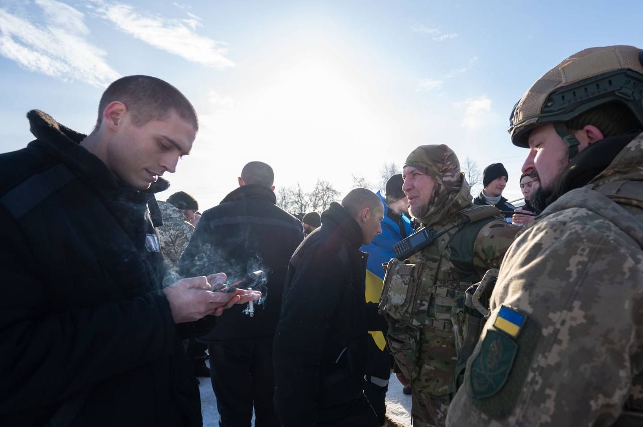 В Україну з полону рф повернули понад 200 військових: серед них – захисники “Азовсталі” та Зміїного - фото 2