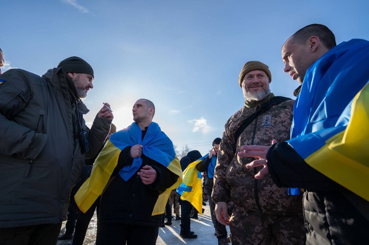В Україну з полону рф повернули понад 200 військових: серед них – захисники “Азовсталі” та Зміїного - фото 1
