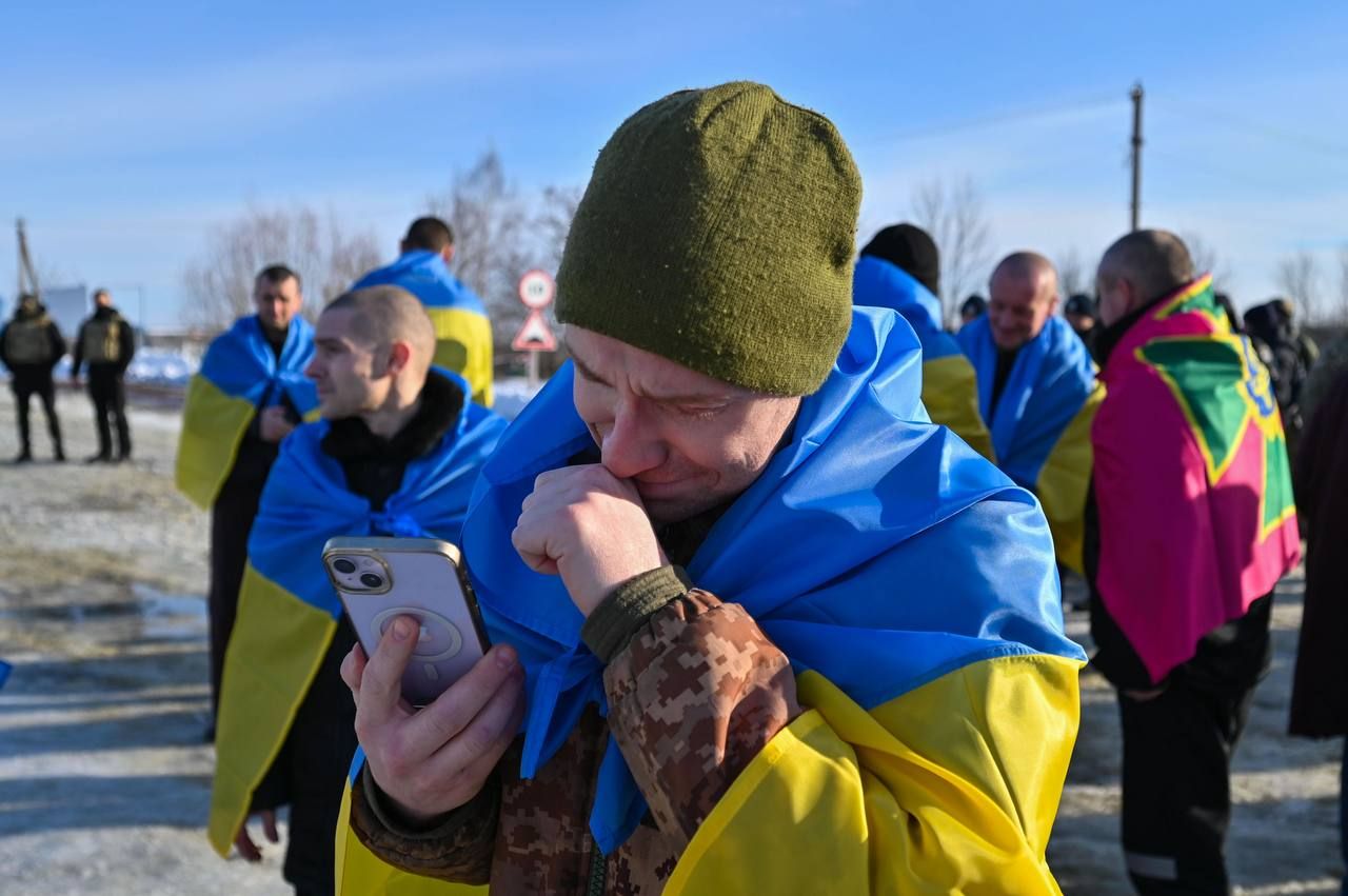 В Україну з полону рф повернули понад 200 військових: серед них – захисники “Азовсталі” та Зміїного - фото 3