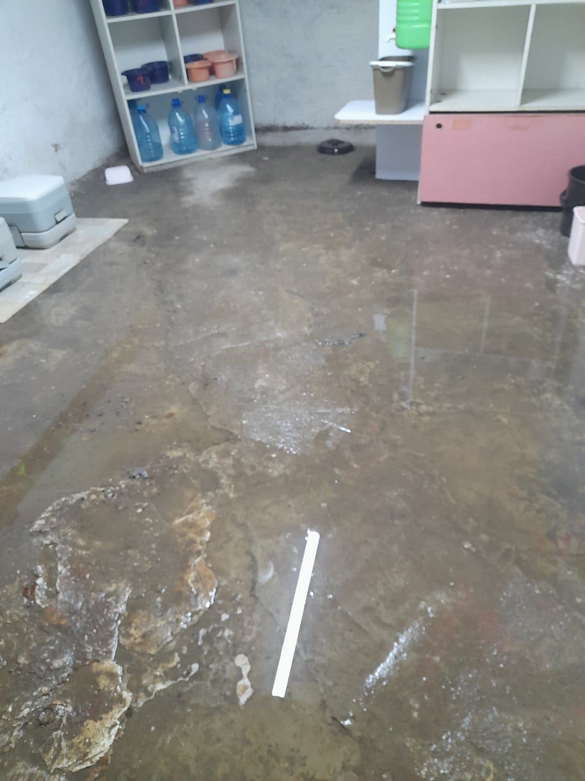 Підлога укриття, вкрита водою у дитсадку у Львові Підлога укриття, вкрита водою у дитсадку у Львові