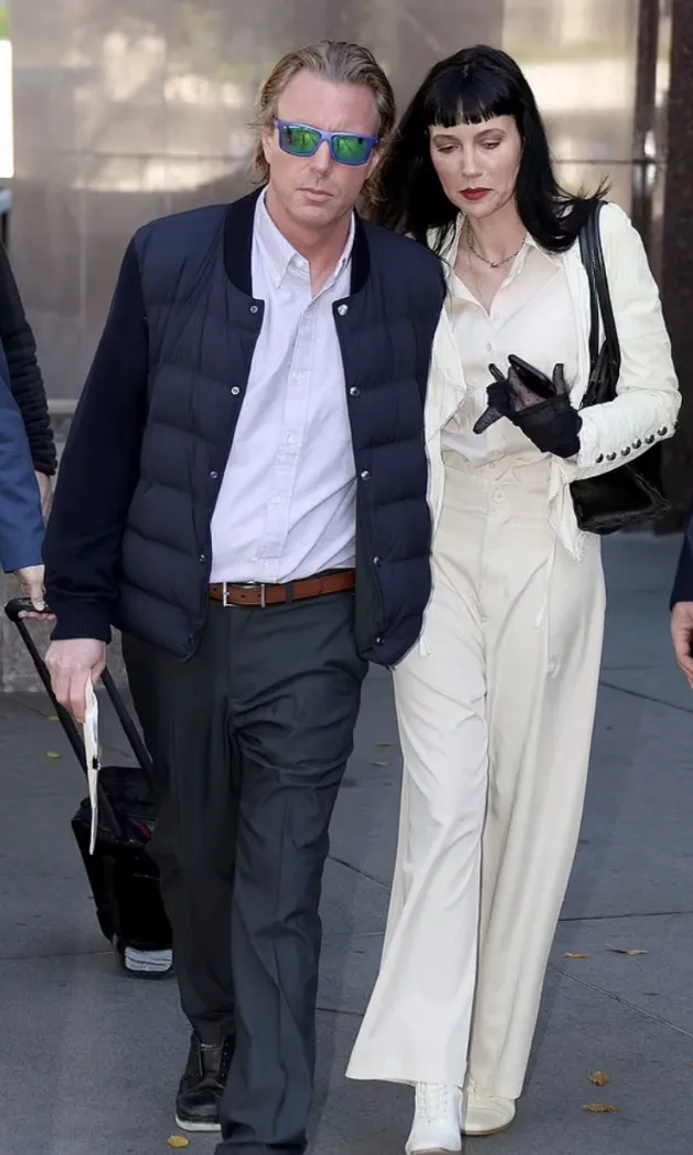 Элайджа и его бывшая супруга Марианджела Элайджа и его бывшая супруга Марианджела