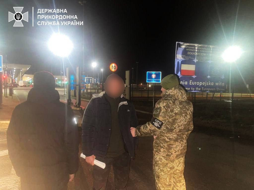 Виїжджали під виглядом водіїв вантажівок: ДПСУ викрила нову схему переправлення ухилянтів за кордон – фото 1