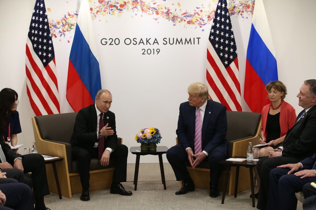 Не ясно, як будуть розвиватися їхні взаємини далі, але наразі Трамп робить путіну величезну послугу. Фото: Getty Images Не ясно, як будуть розвиватися їхні взаємини далі, але наразі Трамп робить путіну величезну послугу. Фото: Getty Images