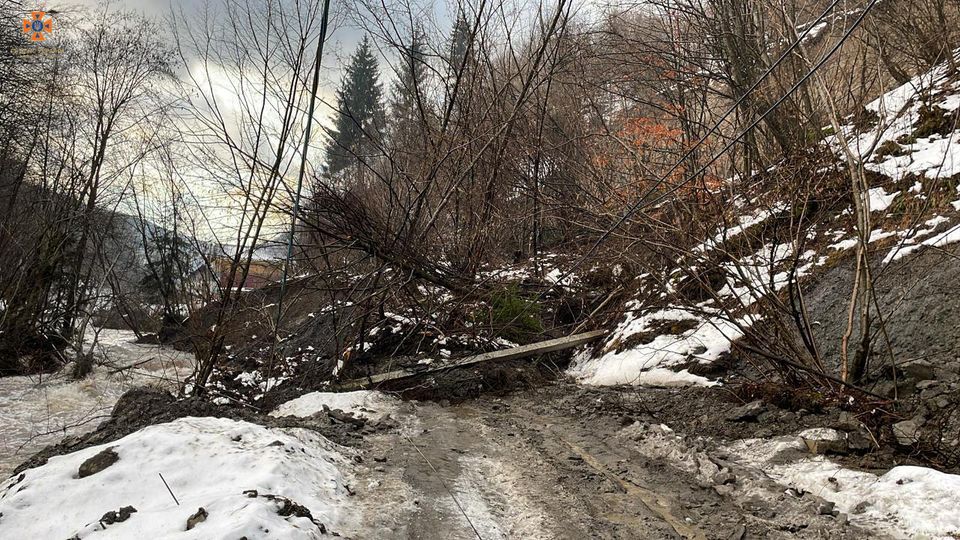 Зсув ґрунту на Закарпатті Зсув ґрунту на Закарпатті