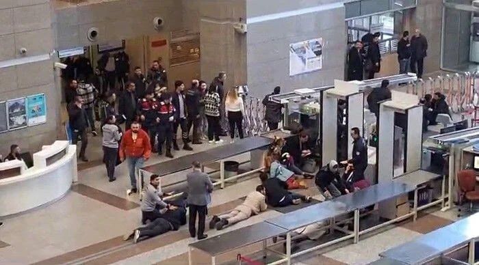 У Стамбулі люди ховаються від нападників у будівлі суду У Стамбулі люди ховаються від нападників у будівлі суду