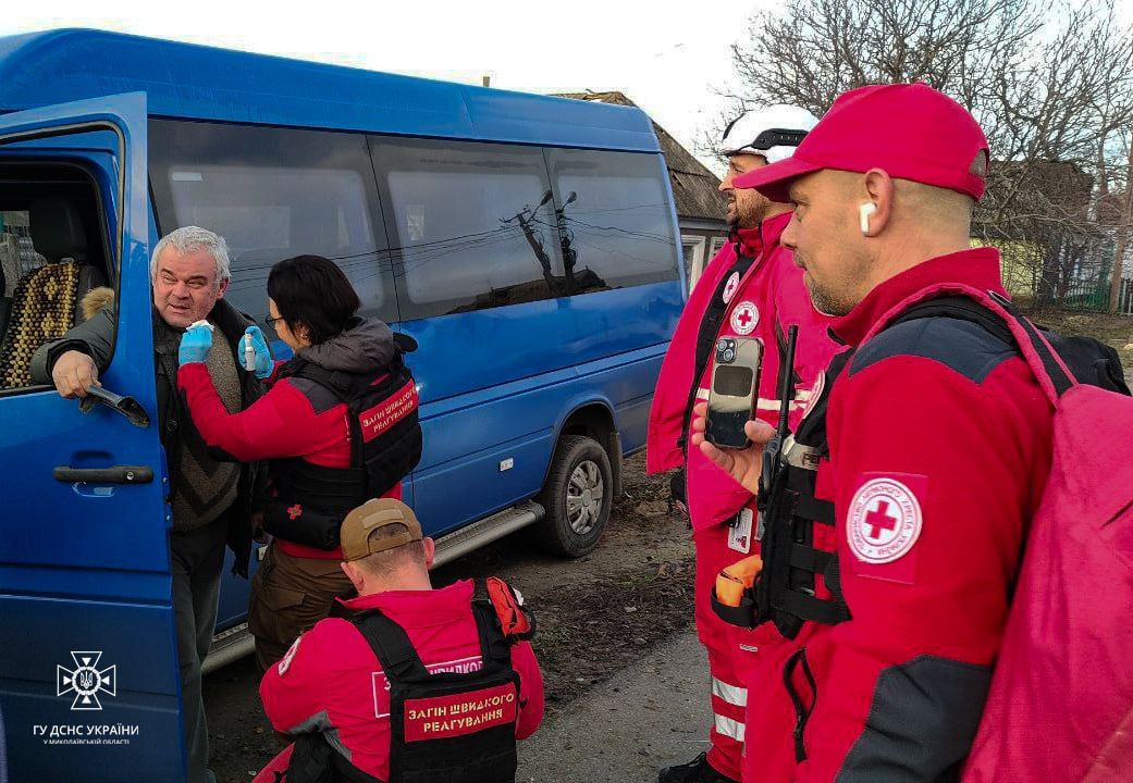 Медики працюють на місці атаки Медики працюють на місці атаки