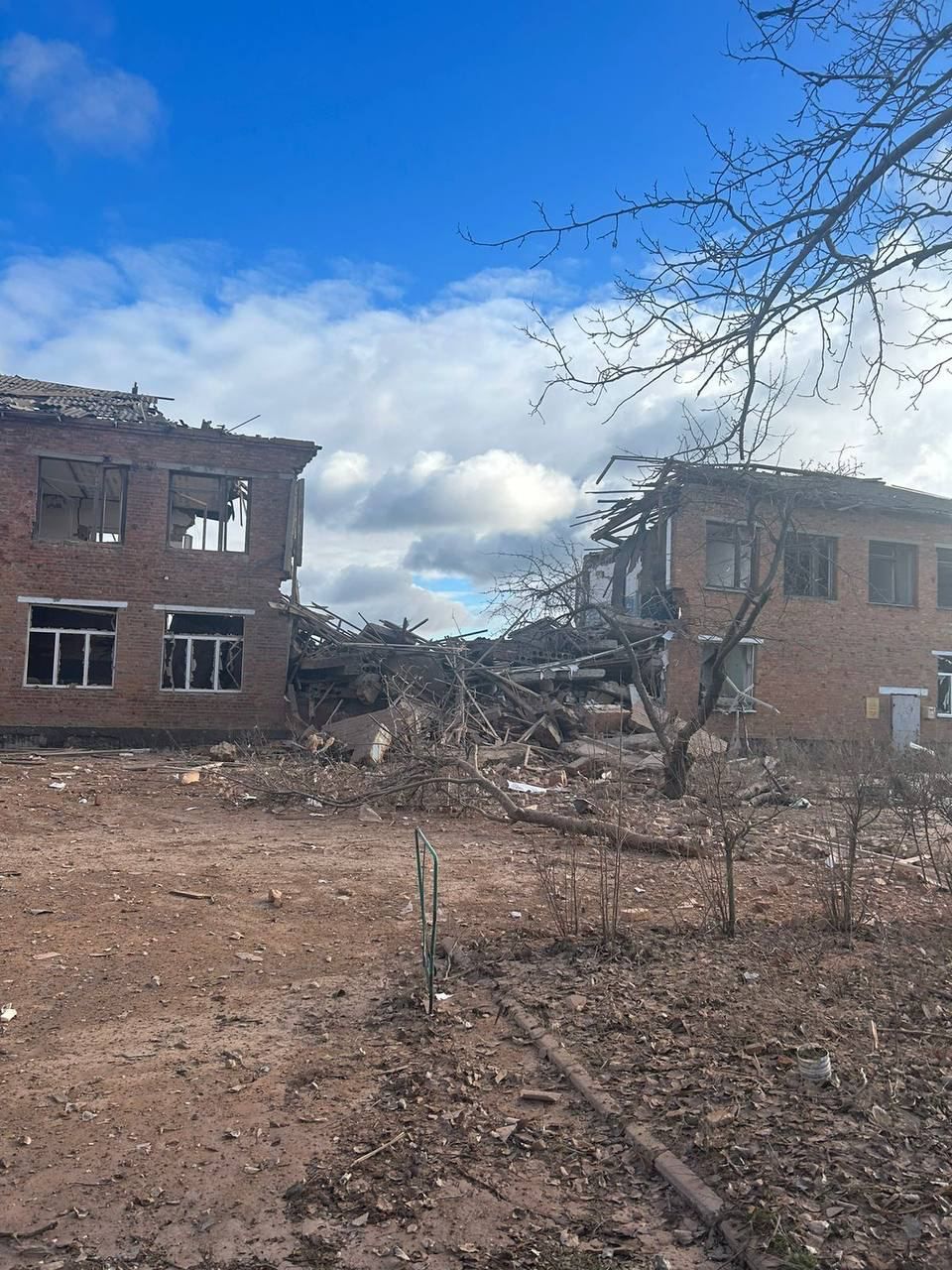 Росіяни вдарили ракетами по Харкову: є руйнування та постраждалі - фото 1