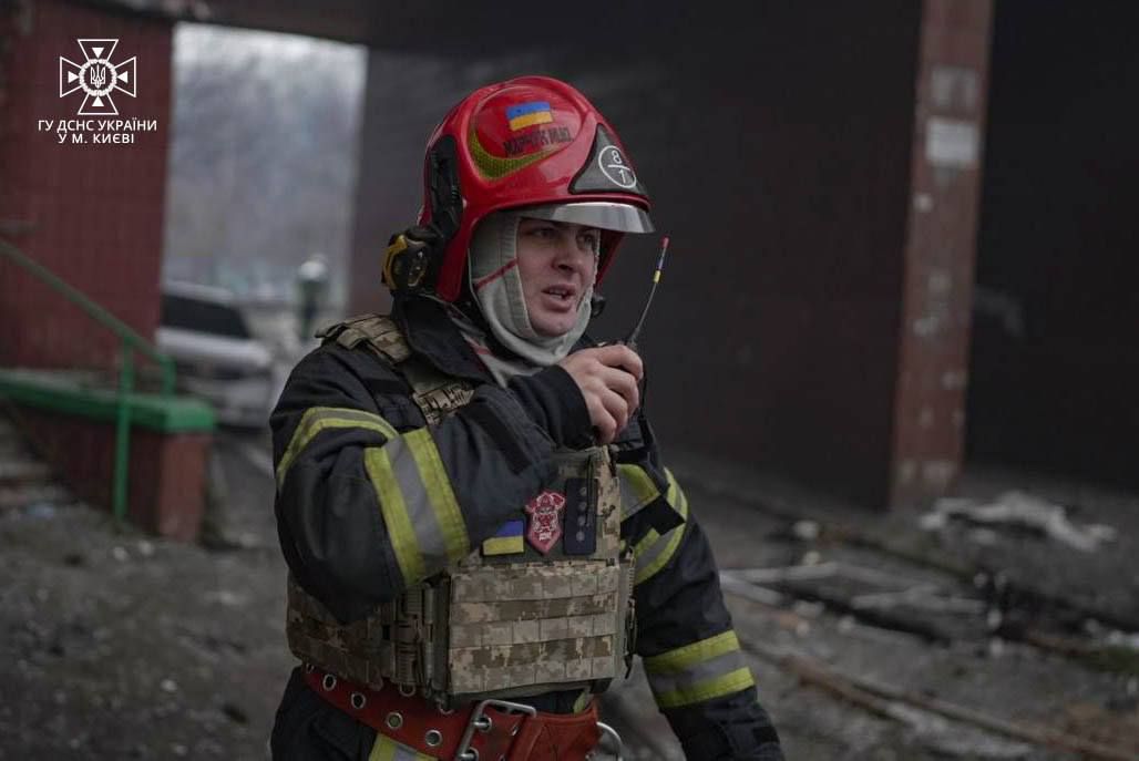Рятувальник на місці влучання в Києві Рятувальник на місці влучання в Києві
