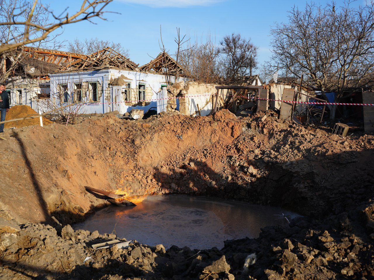 Вирва біля будинку загиблого. Фото: ДСНС Вирва біля будинку загиблого. Фото: ДСНС