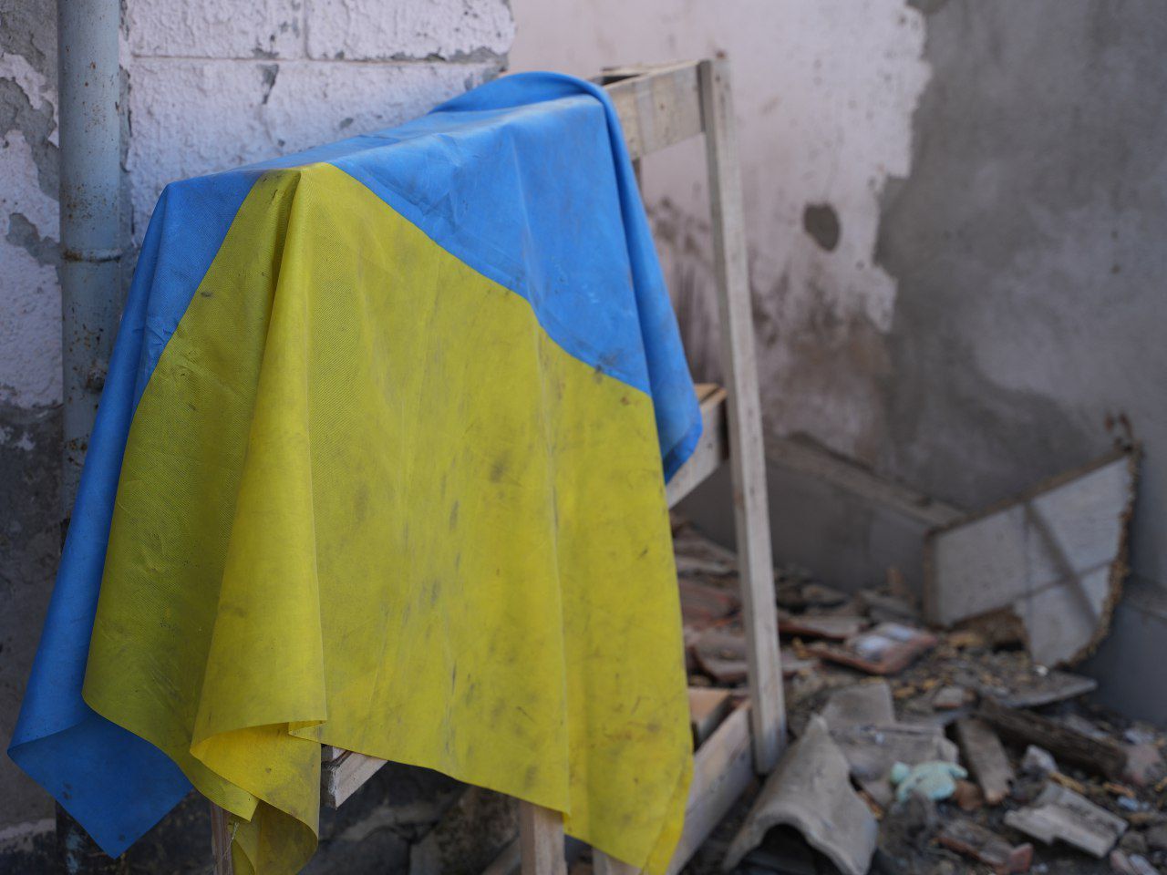 Український стяг на місці обстрілу  Український стяг на місці обстрілу