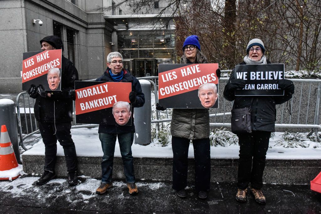 Якщо у суді визнають Трампа винуватим у кримінальному злочині, його шанси на президенство стрімко впадуть. Фото: Getty Immages Якщо у суді визнають Трампа винуватим у кримінальному злочині, його шанси на президенство стрімко впадуть. Фото: Getty Immages