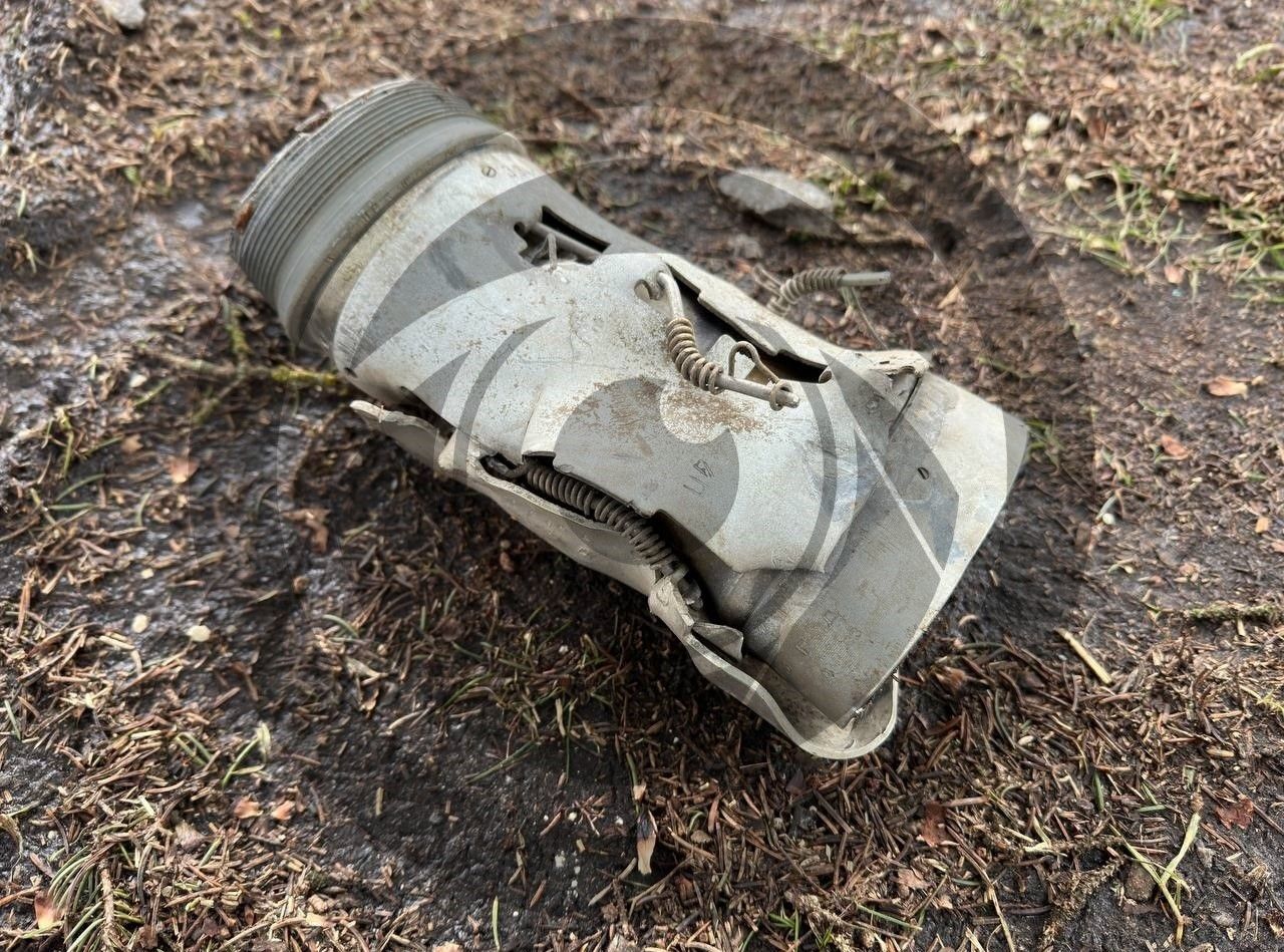 Уламки снарядів лежать скрізь Уламки снарядів лежать скрізь