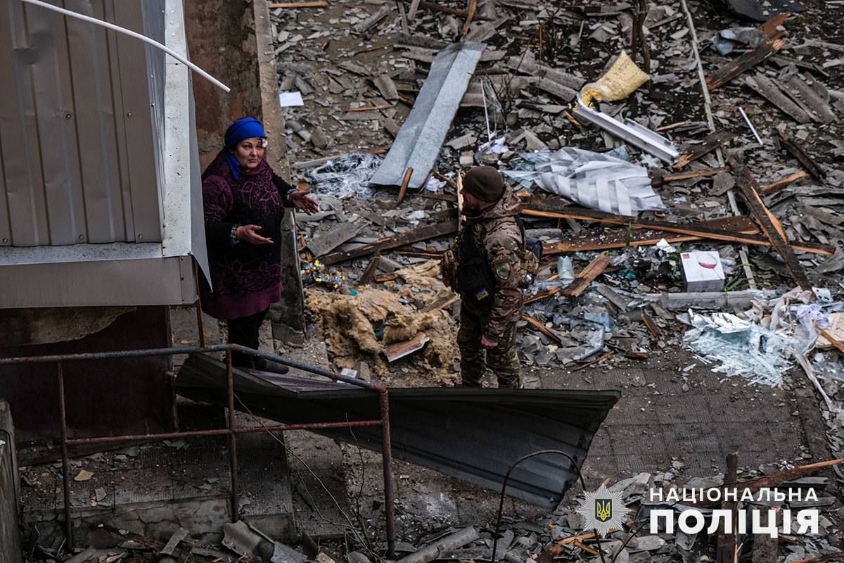 Окупанти запустили вісім ракет, пошкоджено понад 60 будинків: подробиці та фото наслідків обстрілу Селидового від МВС 3