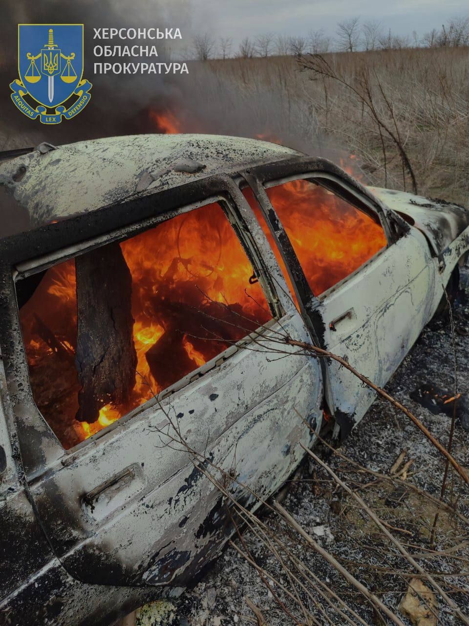 Палаючий внаслідок атаки ворога автомобіль Палаючий внаслідок атаки ворога автомобіль