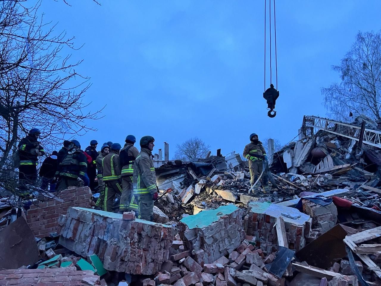 Росіяни скинули 7 авіабомб на Сумщину: є жертви та руйнування – фото 1