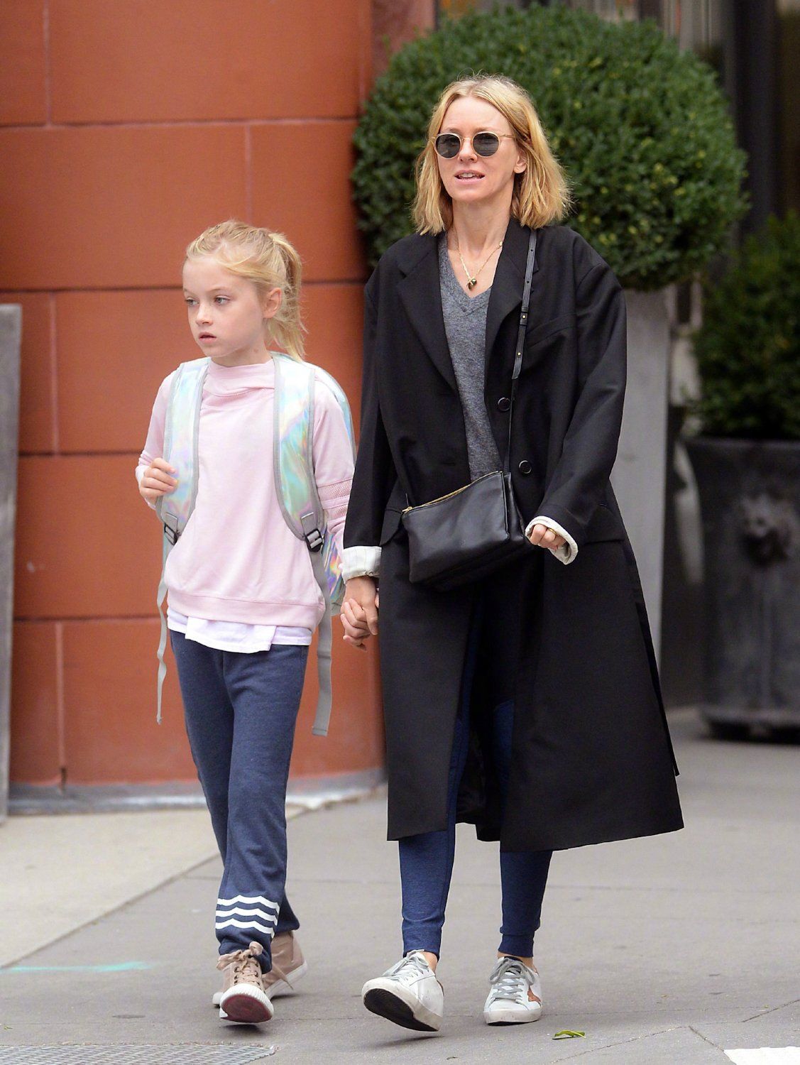 Хлопчик не може з'явитися на вулиці без макіяжу