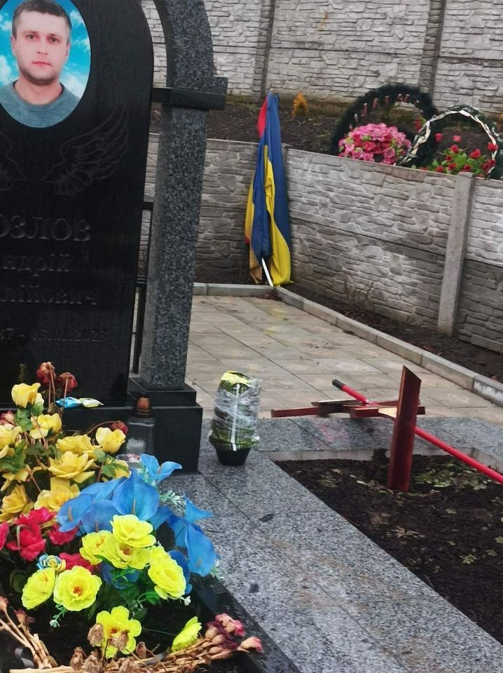 У Дніпрі троє дітей влаштували погром на могилі українського воїна 1