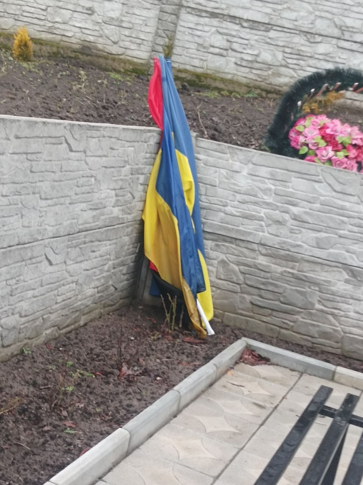 У Дніпрі троє дітей влаштували погром на могилі українського воїна 2