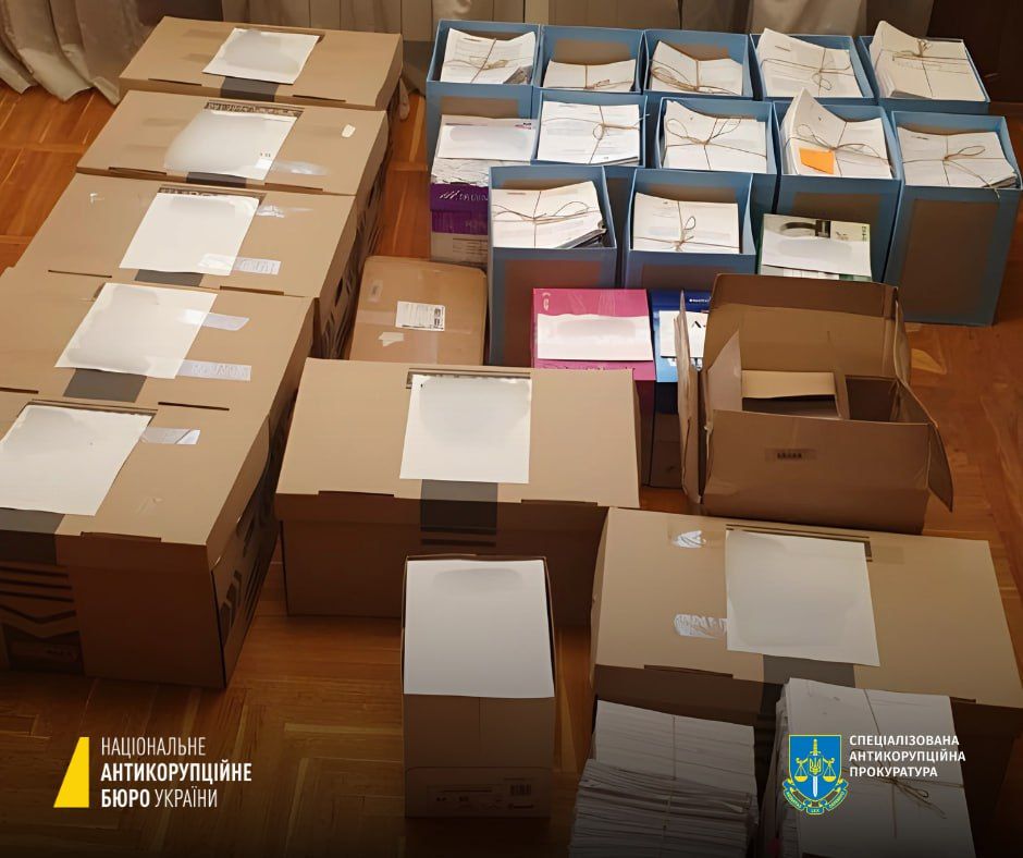 В НАБУ кажуть, що на фото лише третина документів, вилучених під час проведення слідчих дій В НАБУ кажуть, що на фото лише третина документів, вилучених під час проведення слідчих дій