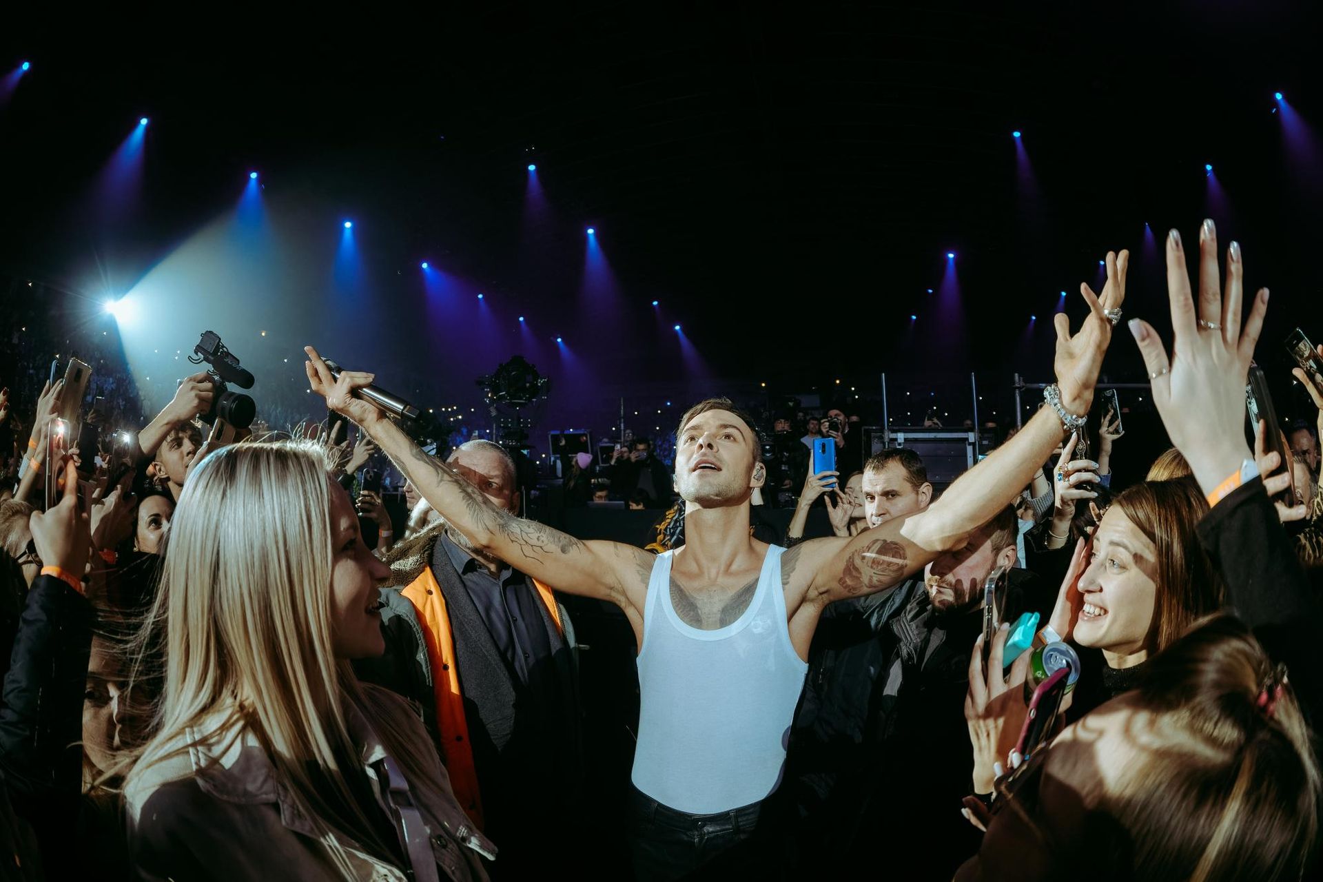 Любовь слушателей и поклонников – отдельная ценность в жизни певца. Любовь слушателей и поклонников – отдельная ценность в жизни певца.