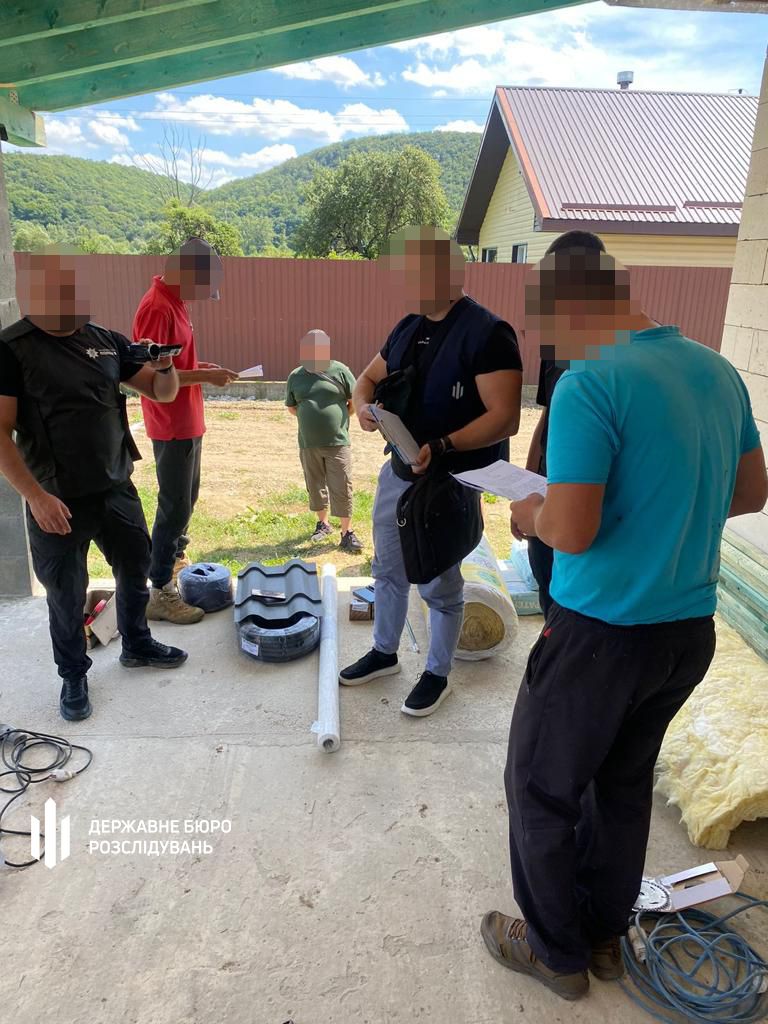 Будівники маєтку для воєнкома. Фото: ДБР Будівники маєтку для воєнкома. Фото: ДБР