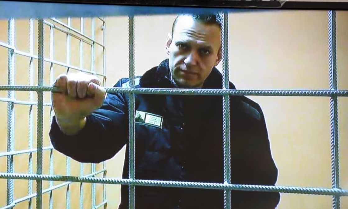 Навальний під час перебування в колонії. Виглядає дуже змарніло та хворобливо Навальний під час перебування в колонії. Виглядає дуже змарніло та хворобливо