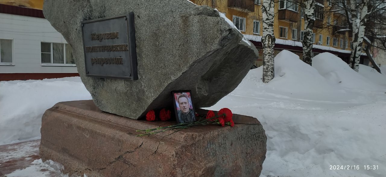 Смерть Навального: россияне несут цветы к памятникам жертвам политических репрессий – фото 5