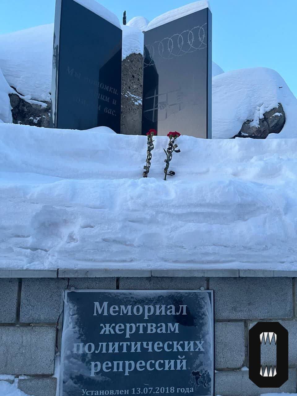 Смерть Навального: россияне несут цветы к памятникам жертвам политических репрессий – фото 4