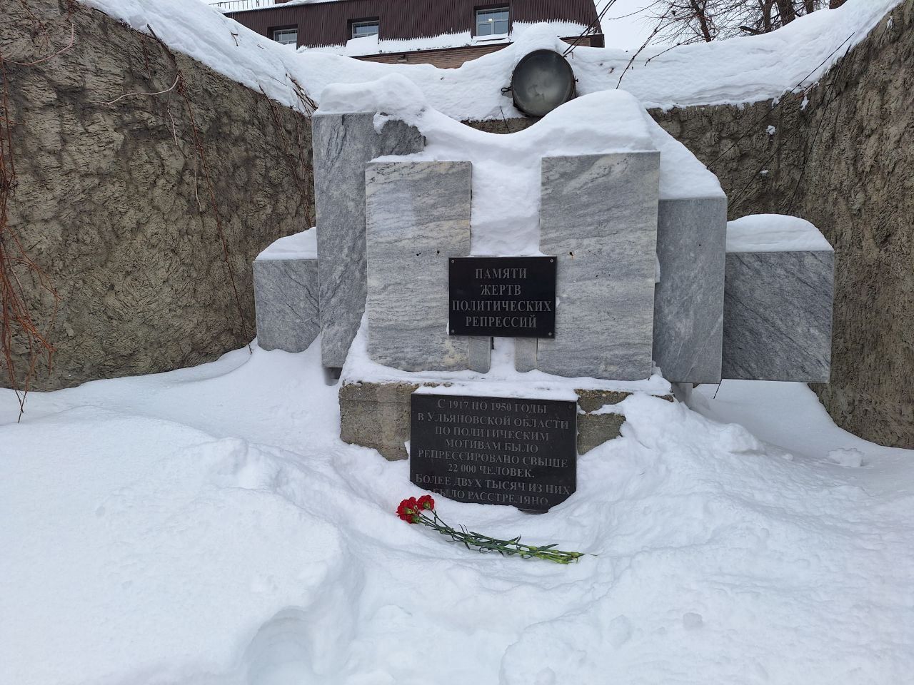 Смерть Навального: россияне несут цветы к памятникам жертвам политических репрессий – фото 3