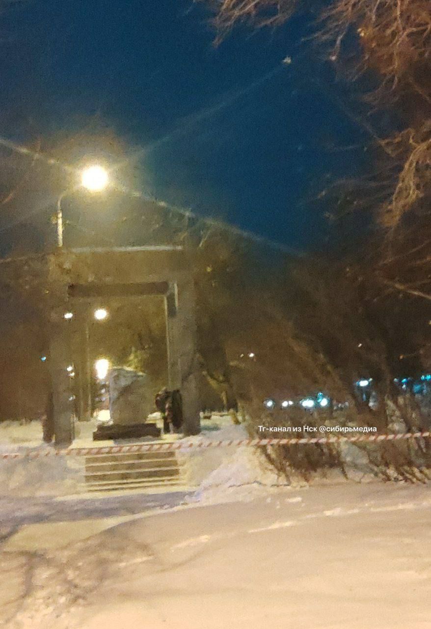 Смерть Навального: россияне несут цветы к памятникам жертвам политических репрессий – фото 6