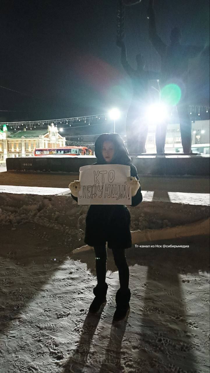 "Сопротивление" россиян: в России устроили так называемые акции протеста в связи со смертью Навального - фото 1