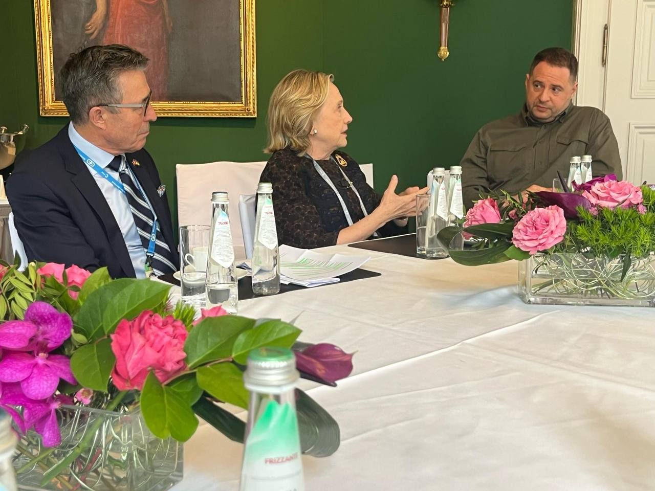 Андрій Єрмак з політиками Гіларі Клінтон і Омідом Нуріпуром Андрій Єрмак з політиками Гіларі Клінтон і Омідом Нуріпуром