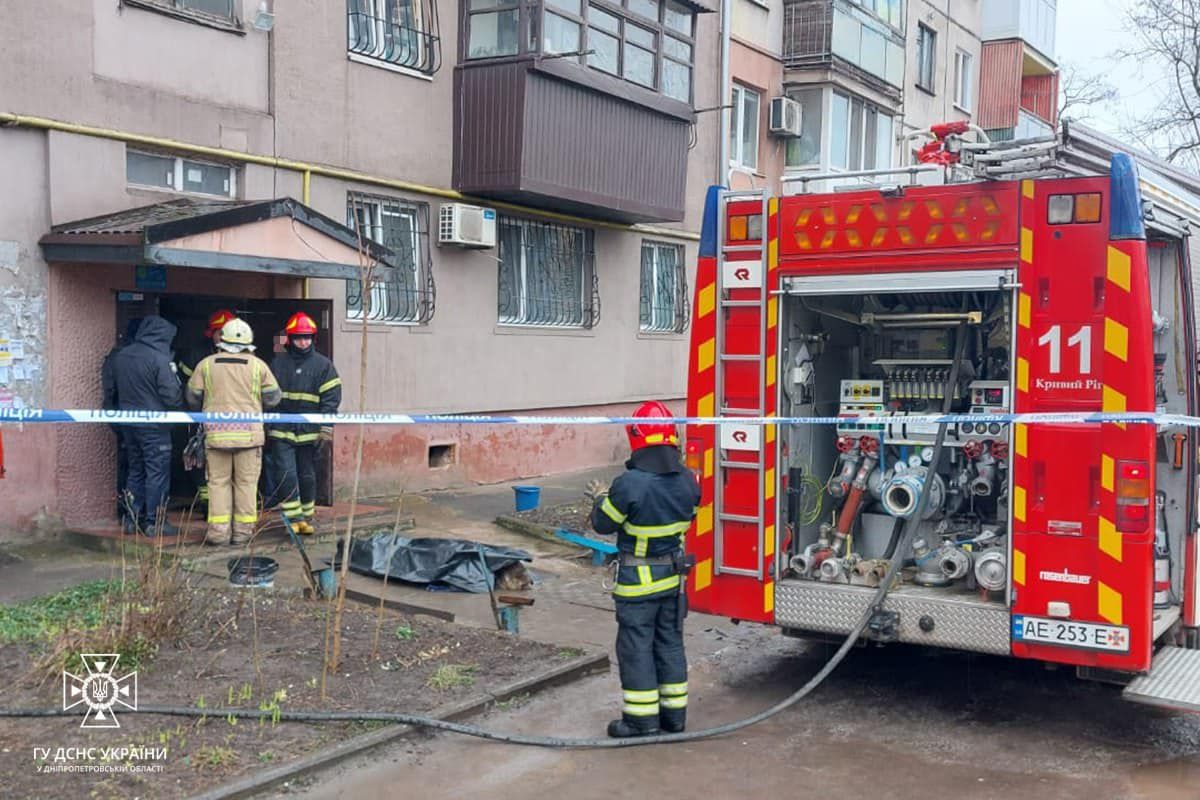 В Кривом Роге произошел пожар в жилой пятиэтажке: есть жертва – фото 1