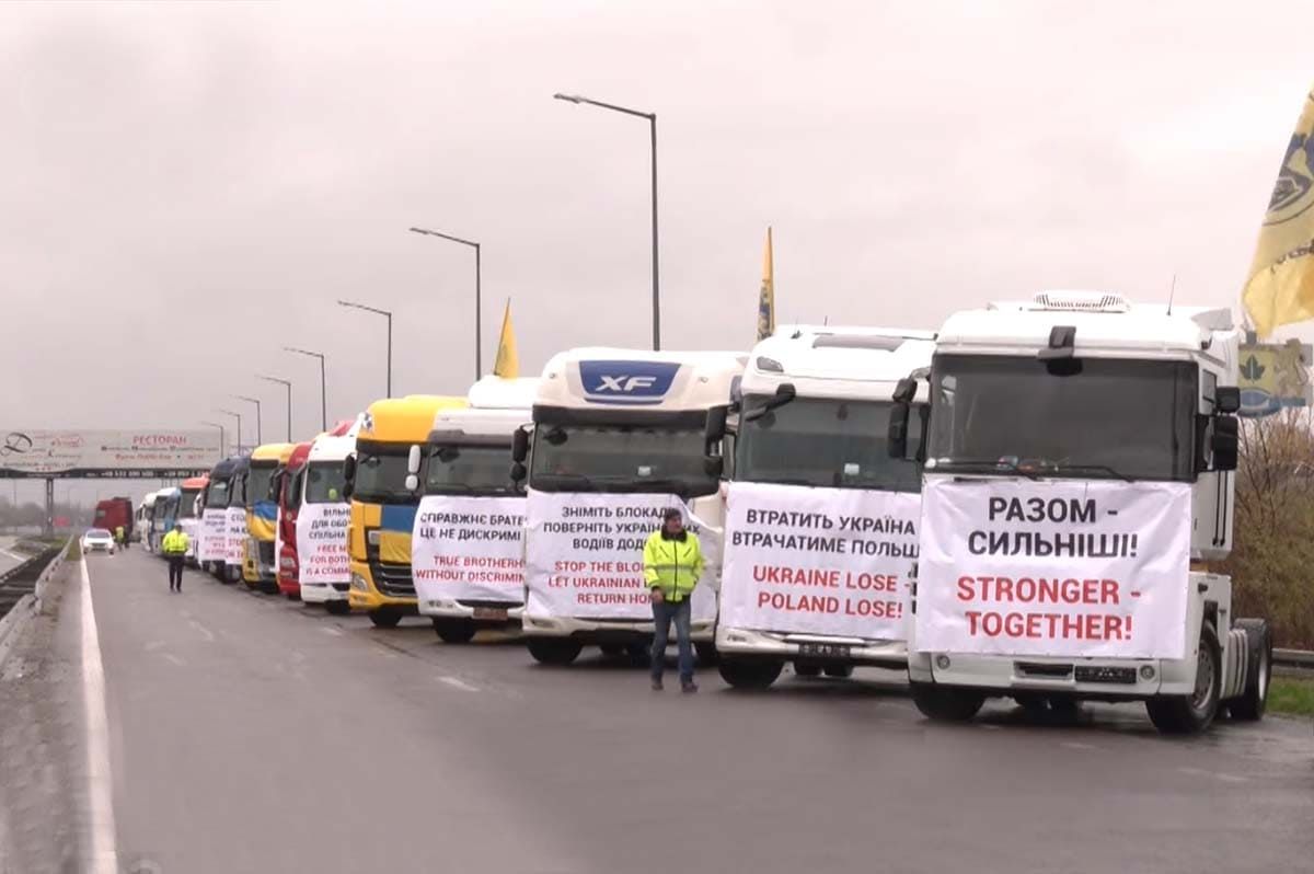 Зеркальная блокада: украинские перевозчики перекрыли три пункта пропуска на границе с Польшей - видео 1