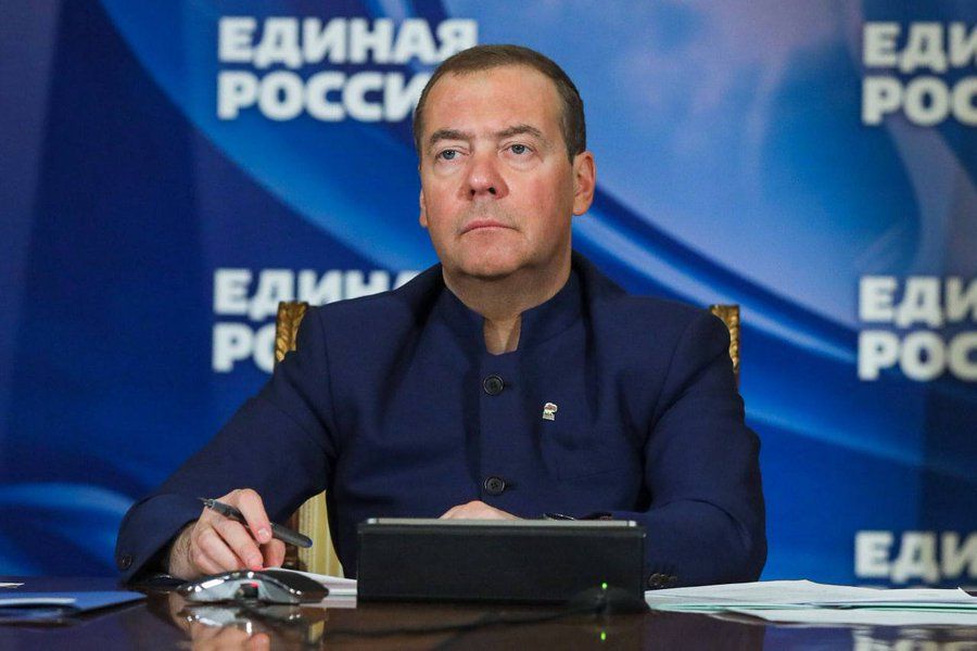 Медведев хочет походить на Сталина, но выходит не очень. Фото из открытых источников Медведев хочет походить на Сталина, но выходит не очень. Фото из открытых источников
