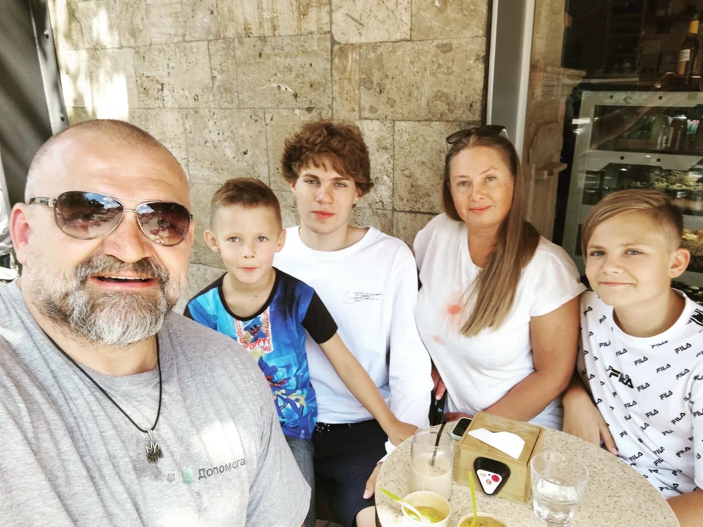 Василь Вірастюк з колишньою дружиної, двома їх дітьми та старшим сином нардепа від першого шлюбу Василь Вірастюк з колишньою дружиної, двома їх дітьми та старшим сином нардепа від першого шлюбу