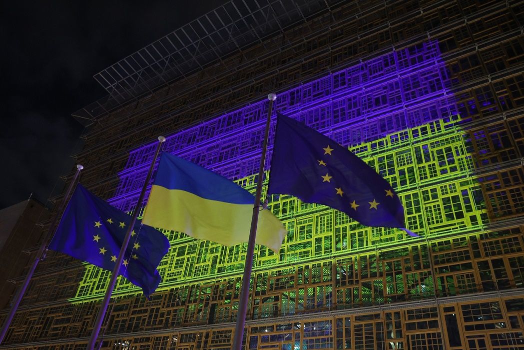 Будівлі ЄС в кольорах українського прапору Будівлі ЄС в кольорах українського прапору