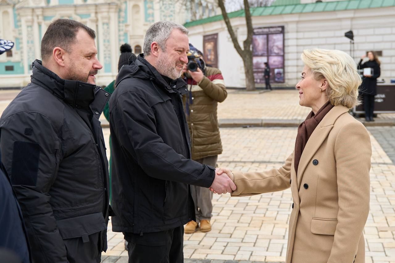Урсула фон дер Ляєн передає ключі від авто голові МВС та генпрокурору Урсула фон дер Ляєн передає ключі від авто голові МВС та генпрокурору