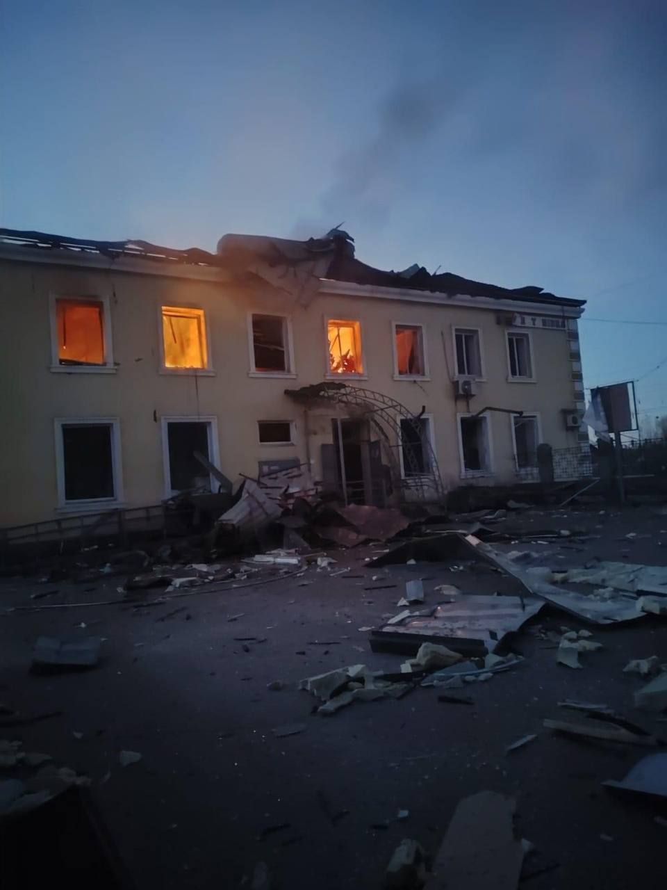 После обстрела в городе возникли пожары После обстрела в городе возникли пожары