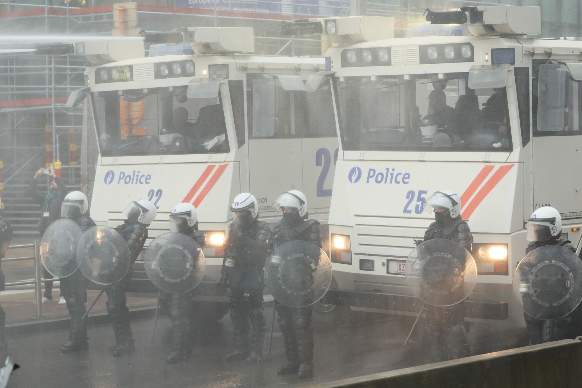 Брюссель охопили протести: фермери палять шини та блокують вулиці 1