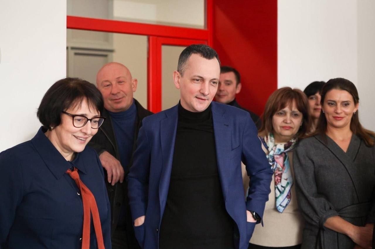 Юрий Голик во время посещения Софиевского лицея. Фото из открытых источников