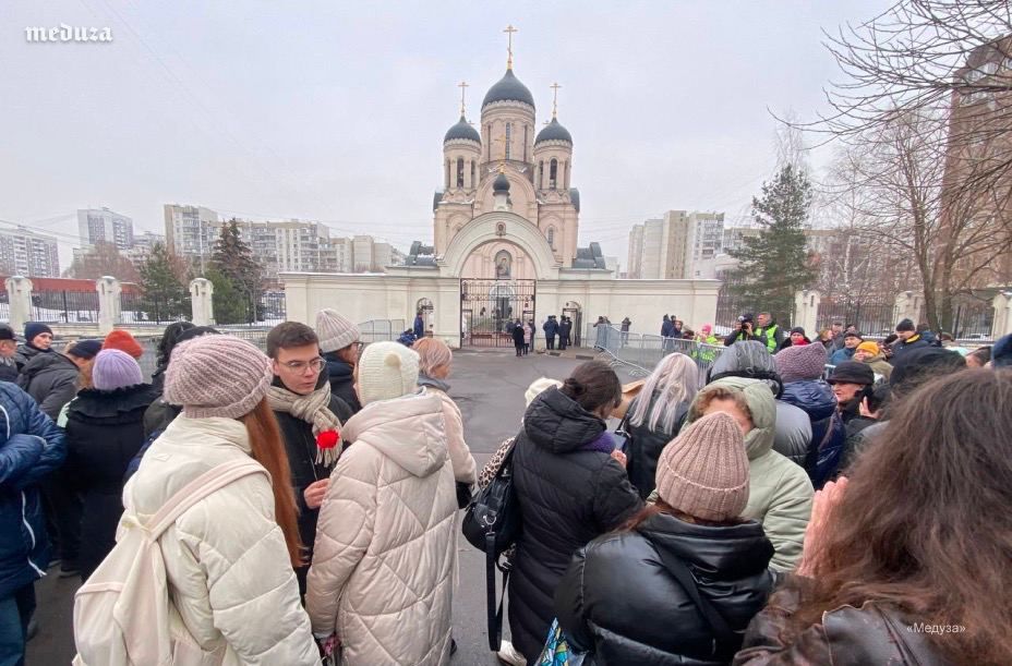 Похороны Навального: на прощание собралась 700-метровая очередь, а Кремль угрожает россиянам – видео 1