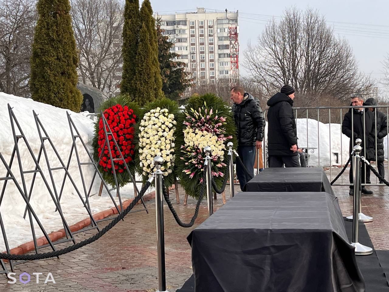 Место захоронения Навального с тремя венками от родных