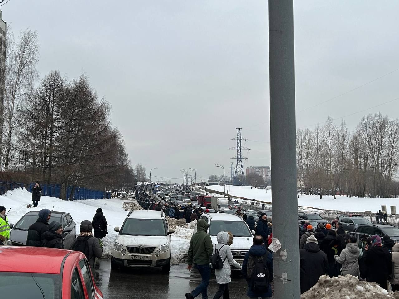 Люди шли пешком в Борисовское кладбище