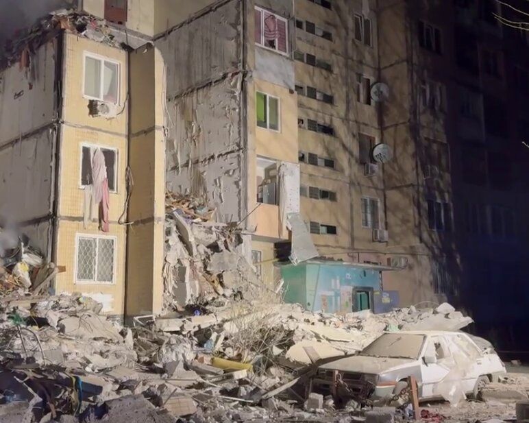 В результате атаки врага разрушен подъезд многоэтажки в Одессе В результате атаки врага разрушен подъезд многоэтажки в Одессе