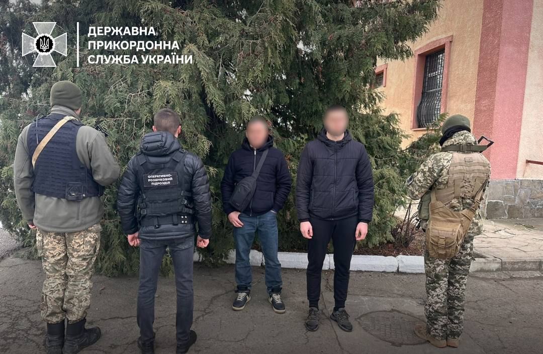 Задержаны на границе мужчины. Фото: ГНСУ Задержаны на границе мужчины. Фото: ГНСУ
