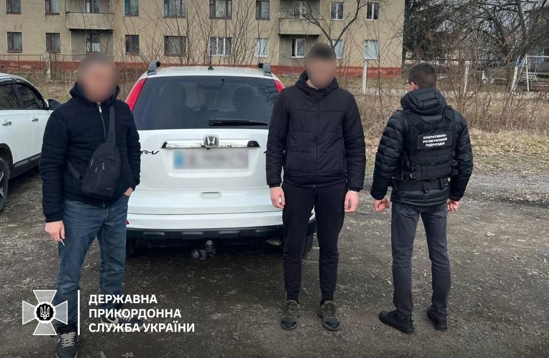 Мужчины за 5 тысяч долларов хотели уехать из Украины. Фото: ГНСУ Мужчины за 5 тысяч долларов хотели уехать из Украины. Фото: ГНСУ