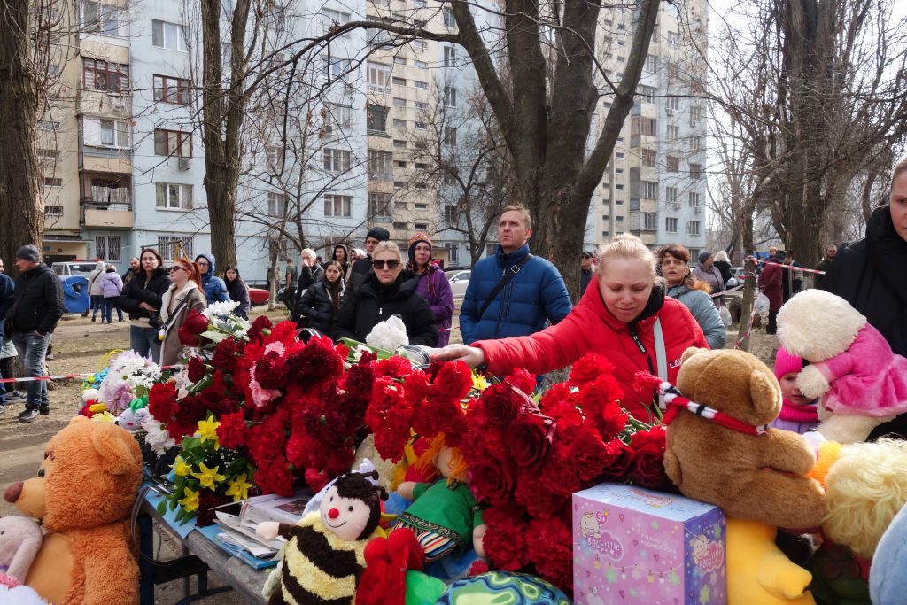 Одесситы устроили стихийный мемориал, чтобы почтить память погибших. Фото: Getty Images Одесситы устроили стихийный мемориал, чтобы почтить память погибших. Фото: Getty Images