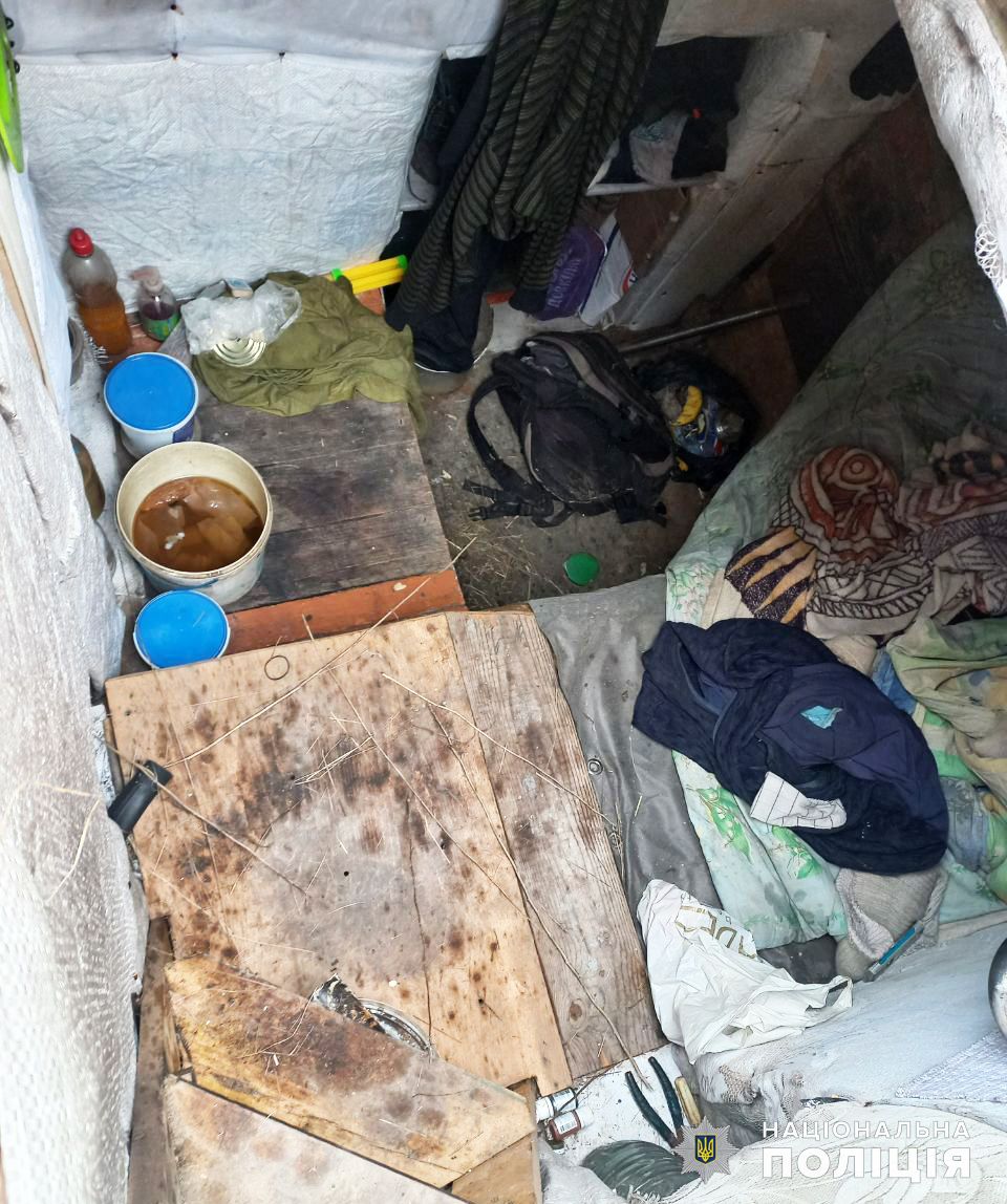 Укрытие, в котором мужчина держал ребенка